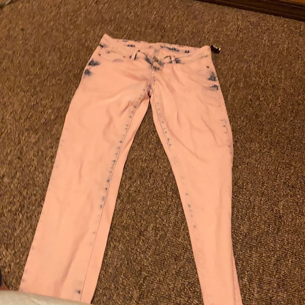 I am selling because these pair of pants to not fit me